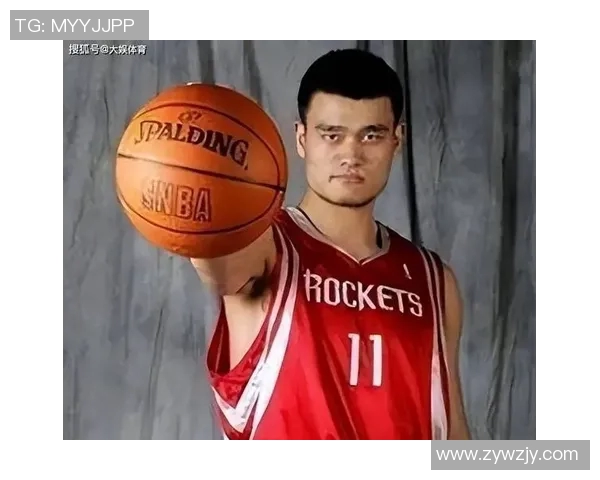 姚明毕业典礼上交毕业证书展现篮球巨星的学术成就与人生新篇章