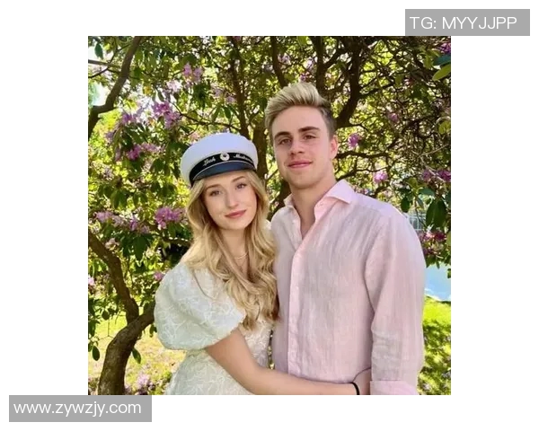 足球明星与美丽女友的浪漫故事揭示了爱情与事业的完美结合